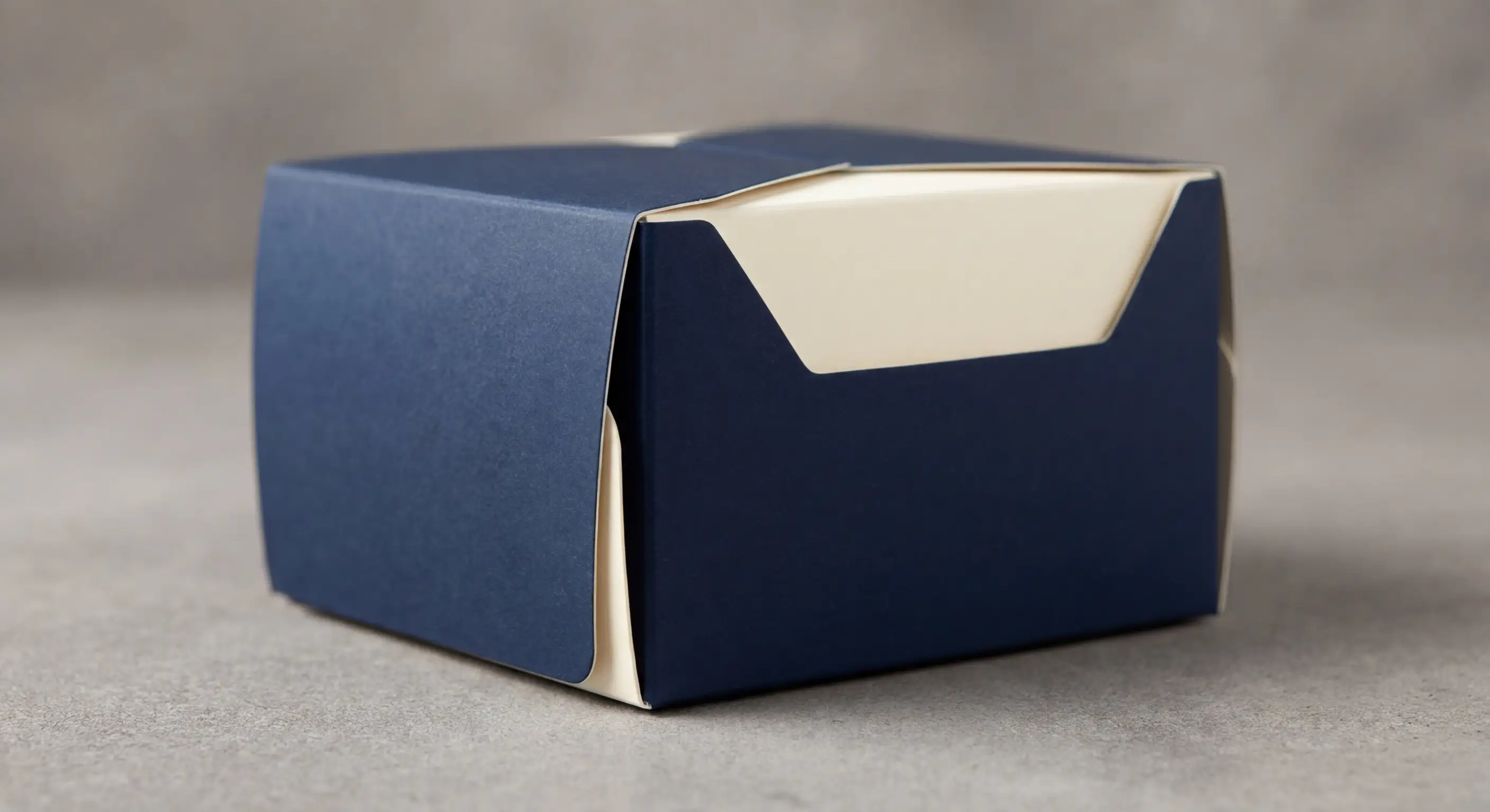 50T與40T彩盒紙材厚度對比測試，展示不同厚度承重能力差異與實際運輸損壞案例，彩盒紙材厚度選擇完整指南。