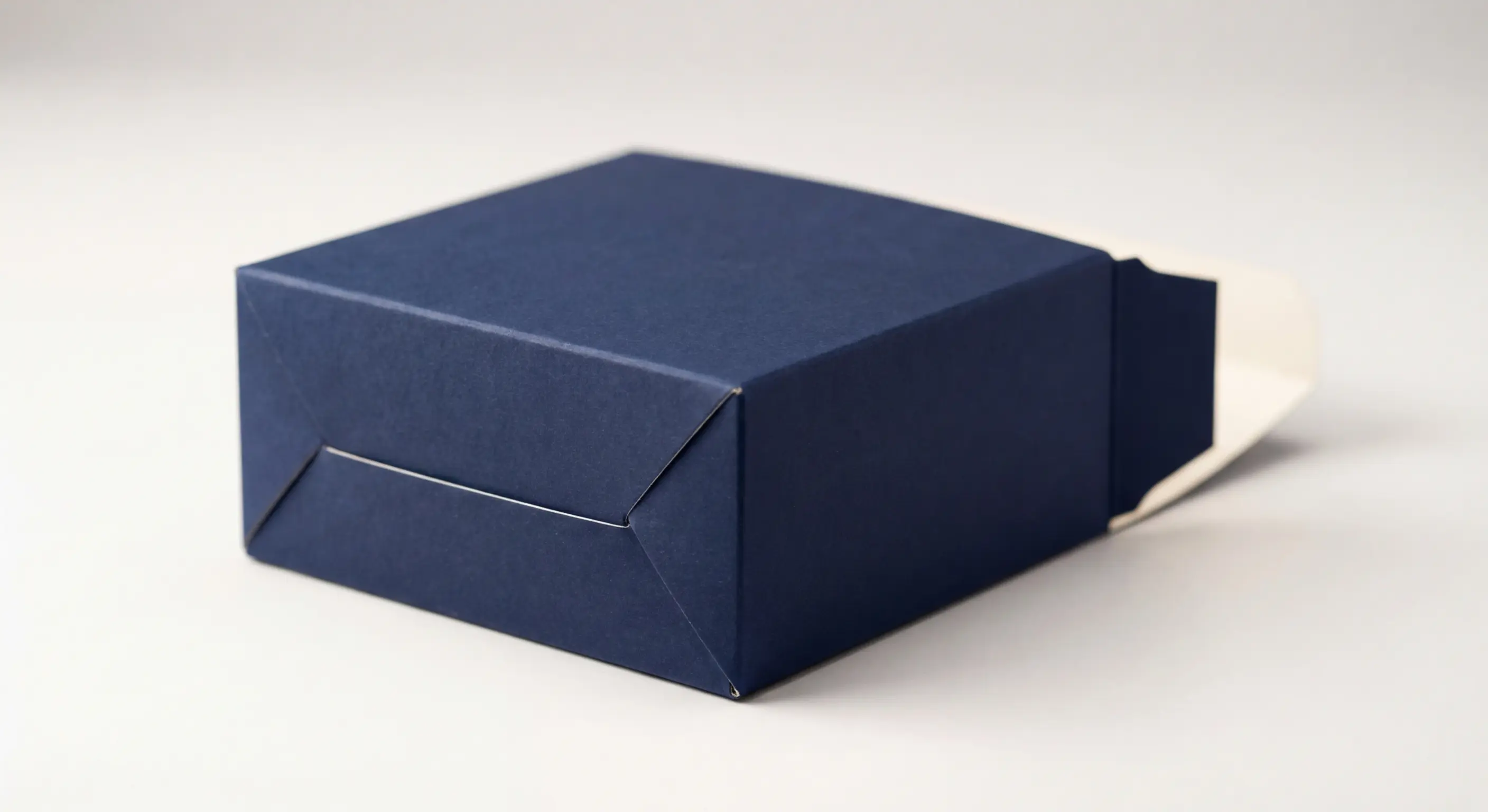 排斥油印刷技術效果展示，彩盒表面防刮加工工藝說明，包含排斥油與一般光油的差異，彩盒印後加工選擇指南。