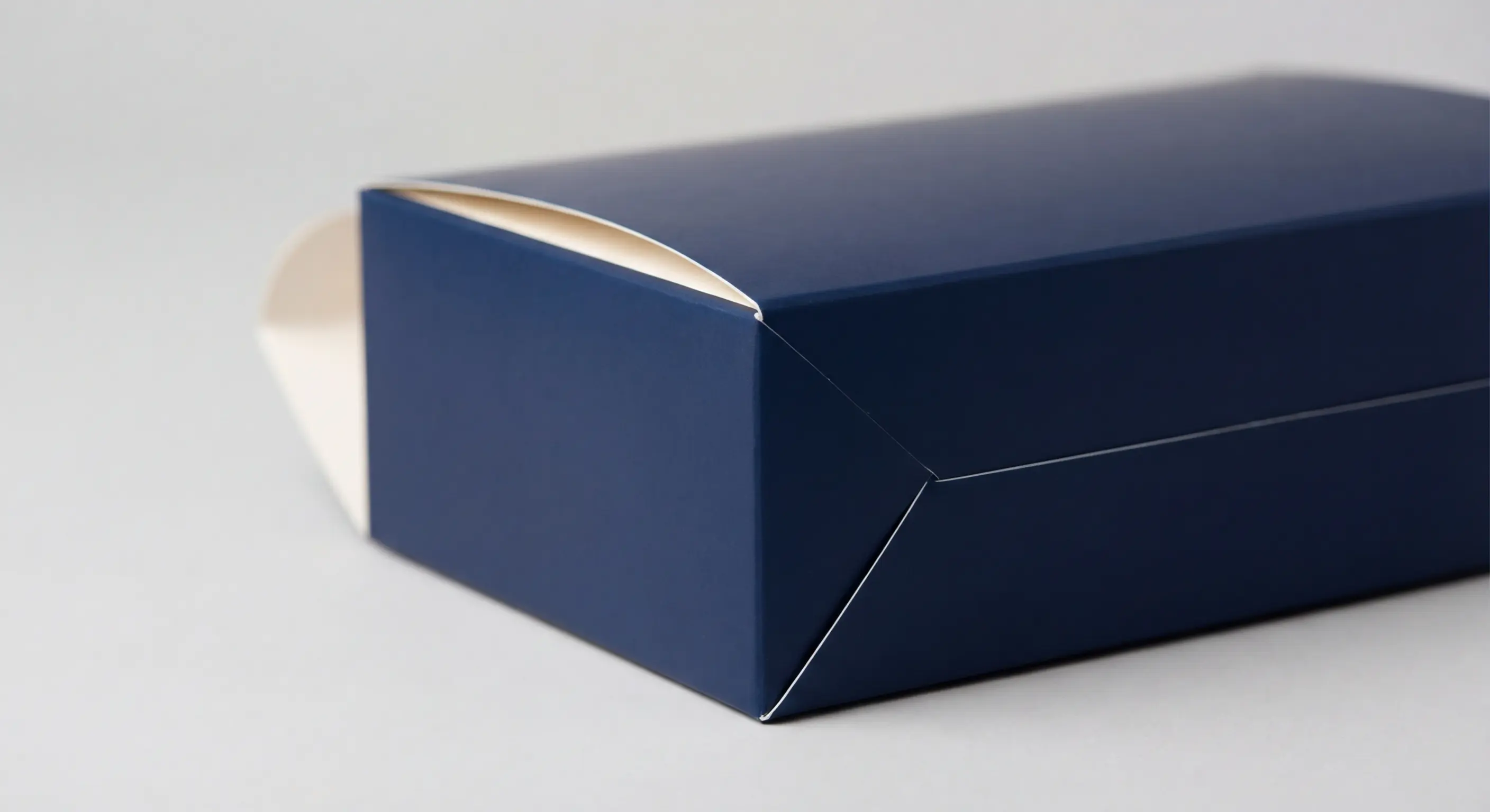 水性光油與霧油彩盒表面效果對比展示，說明兩種加工的保護功能、光澤差異與適用材質，水性光油彩盒加工選擇指南。