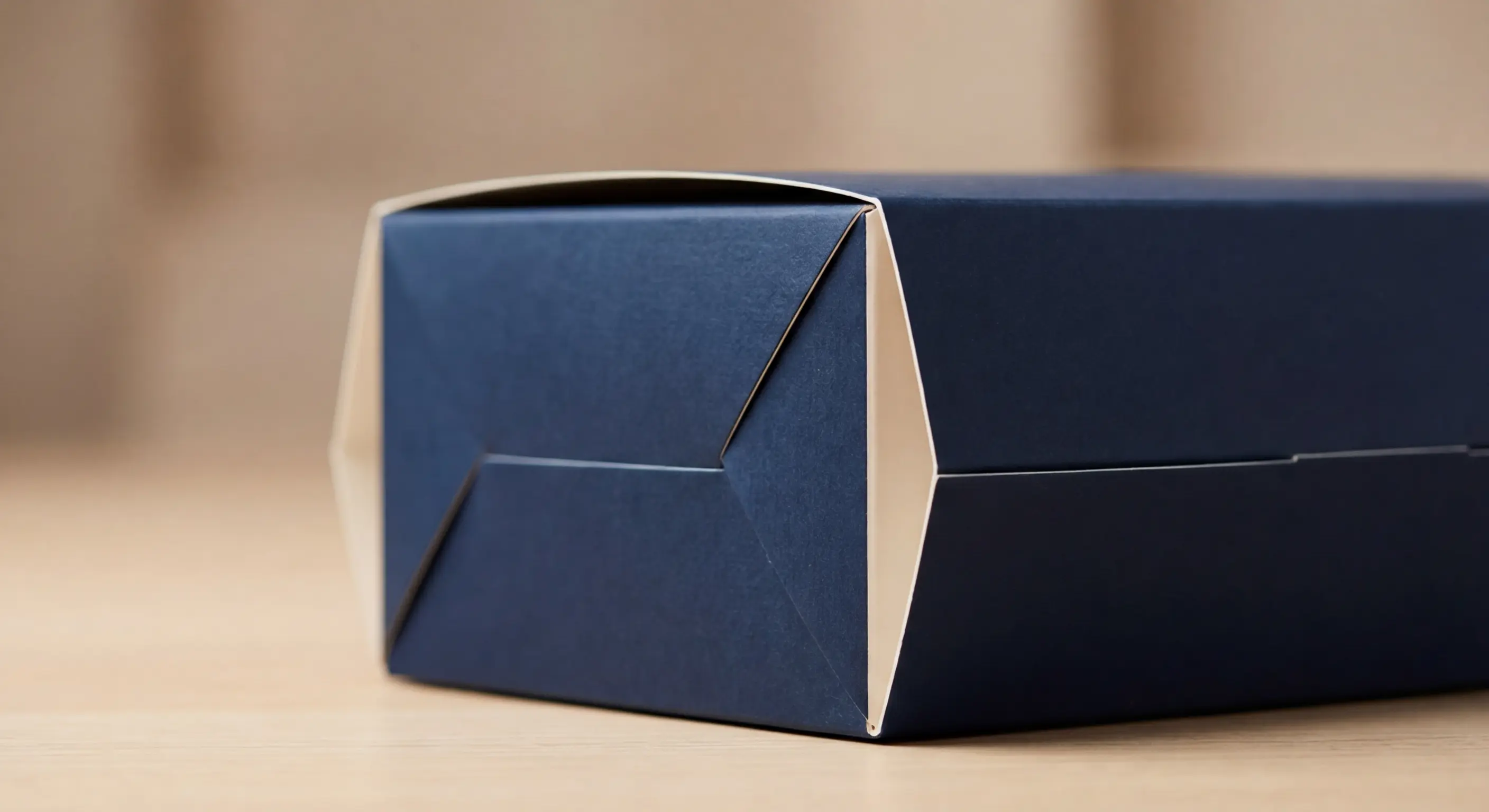 黑卡紙燙金彩盒精品包裝效果展示，說明面積比例、燙金溫度控制與常見失敗原因分析，黑卡紙燙金最佳化指南。