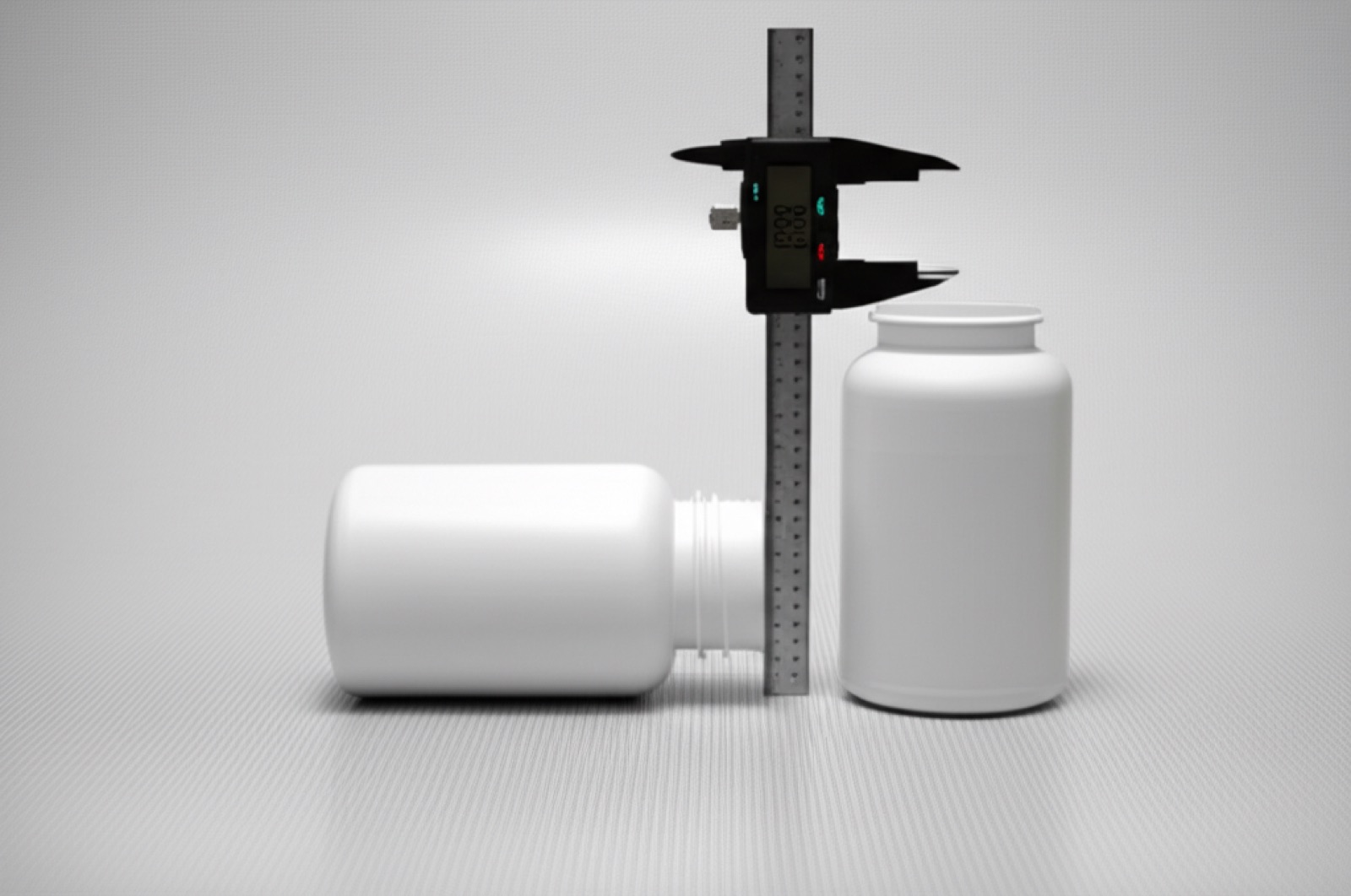 保健食品瓶罐量測示意：用卡尺測量瓶身外徑與瓶高