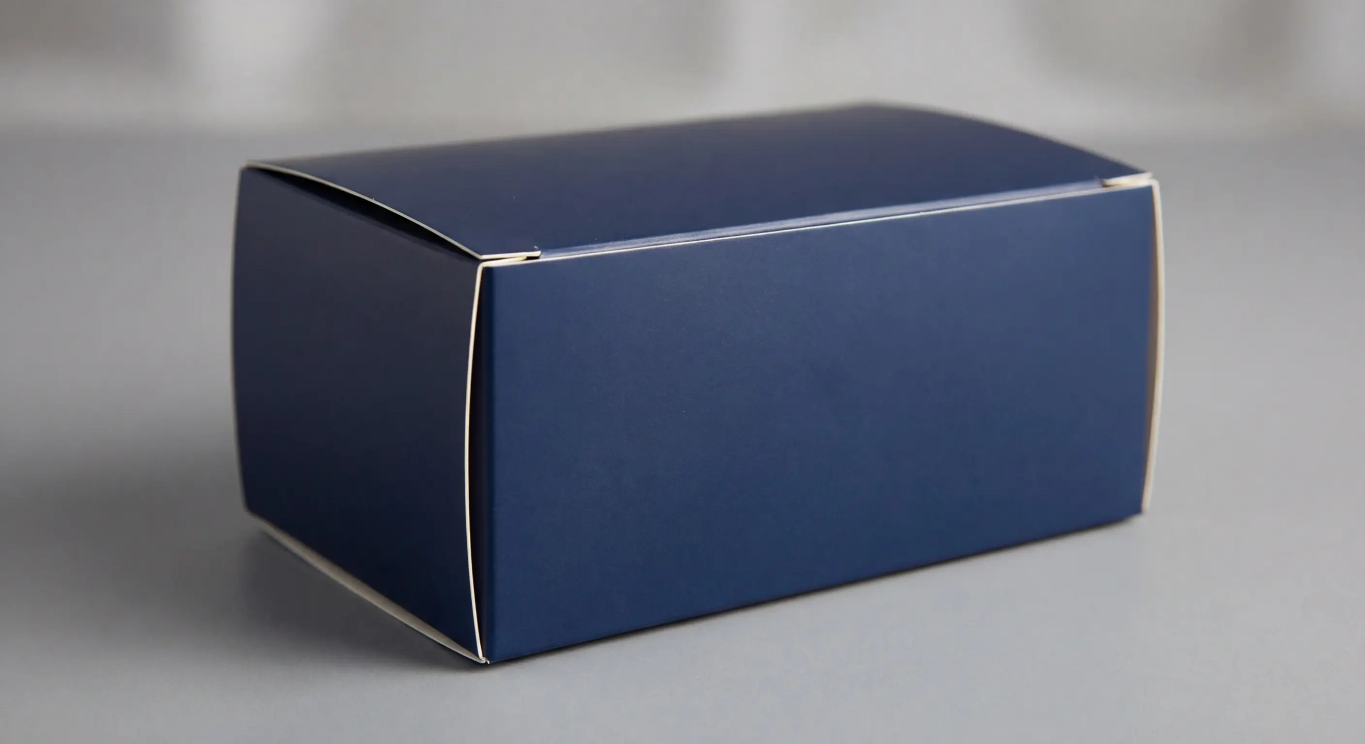 彩盒詢價前必備七大資訊檢核表示意圖，涵蓋盒型尺寸、材質、數量、加工工藝等項目，彩盒詢價準備完整清單。