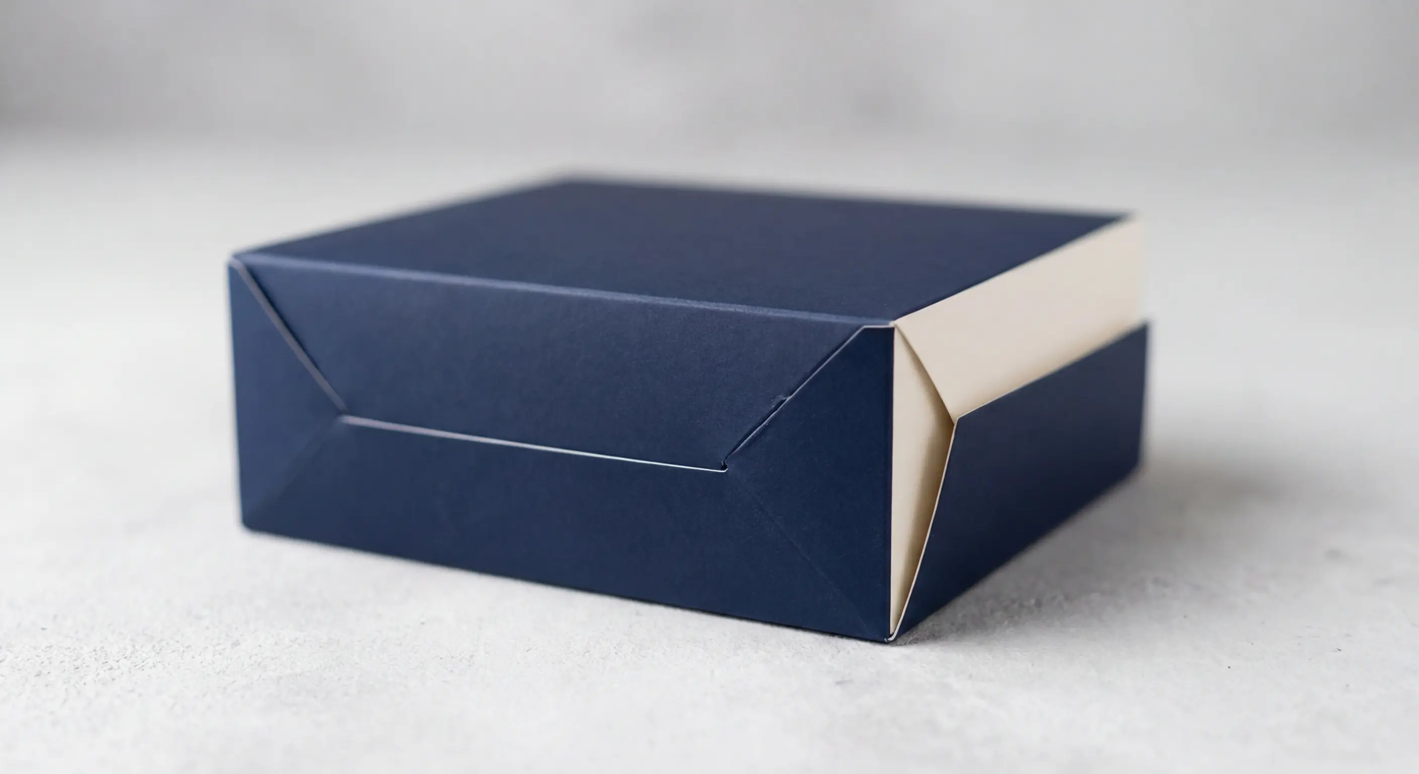 蠟燭禮盒開窗盒加緩衝內襯的安全包裝設計展示，說明窗口材質選擇與防損內襯配置，蠟燭禮盒包裝設計完整指南。