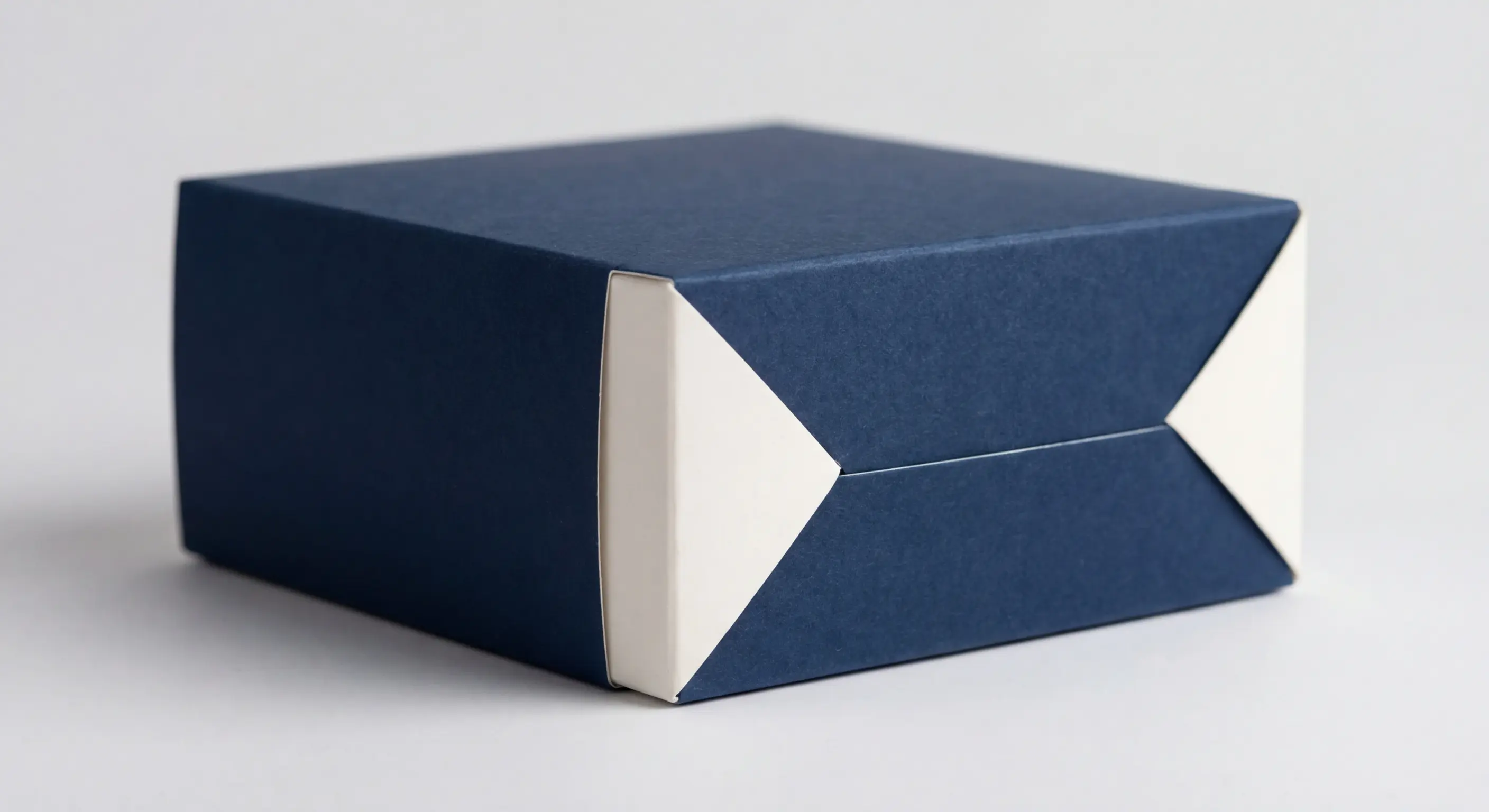 銅版卡赤牛皮卡比較——銅版卡和赤牛皮卡紙樣並排比較，展示表面質感差異