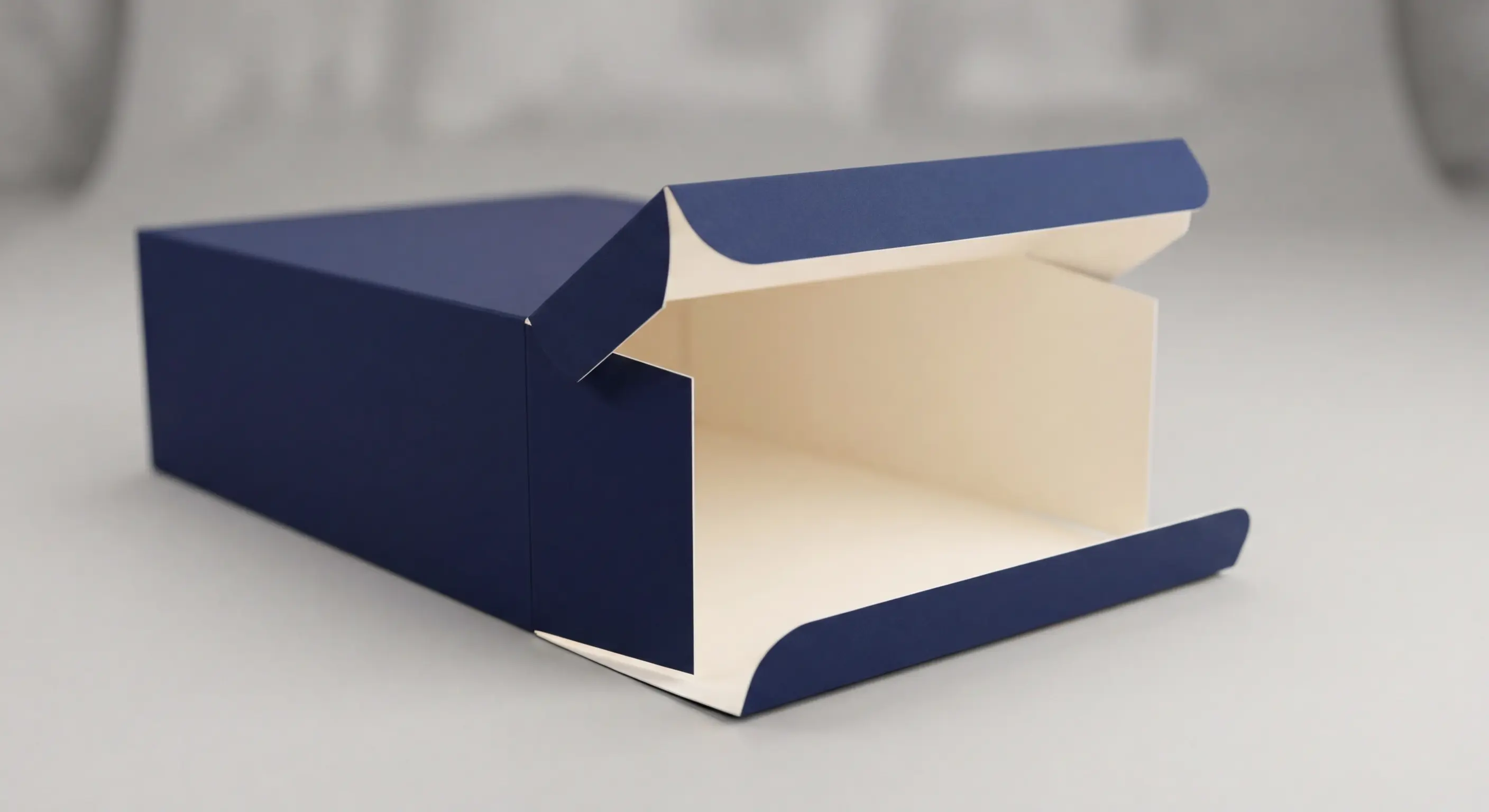 冷燙與熱燙彩盒金屬效果對比展示，說明兩種加工工藝的技術差異、適用材質與費用比較，冷燙熱燙差異選擇指南。