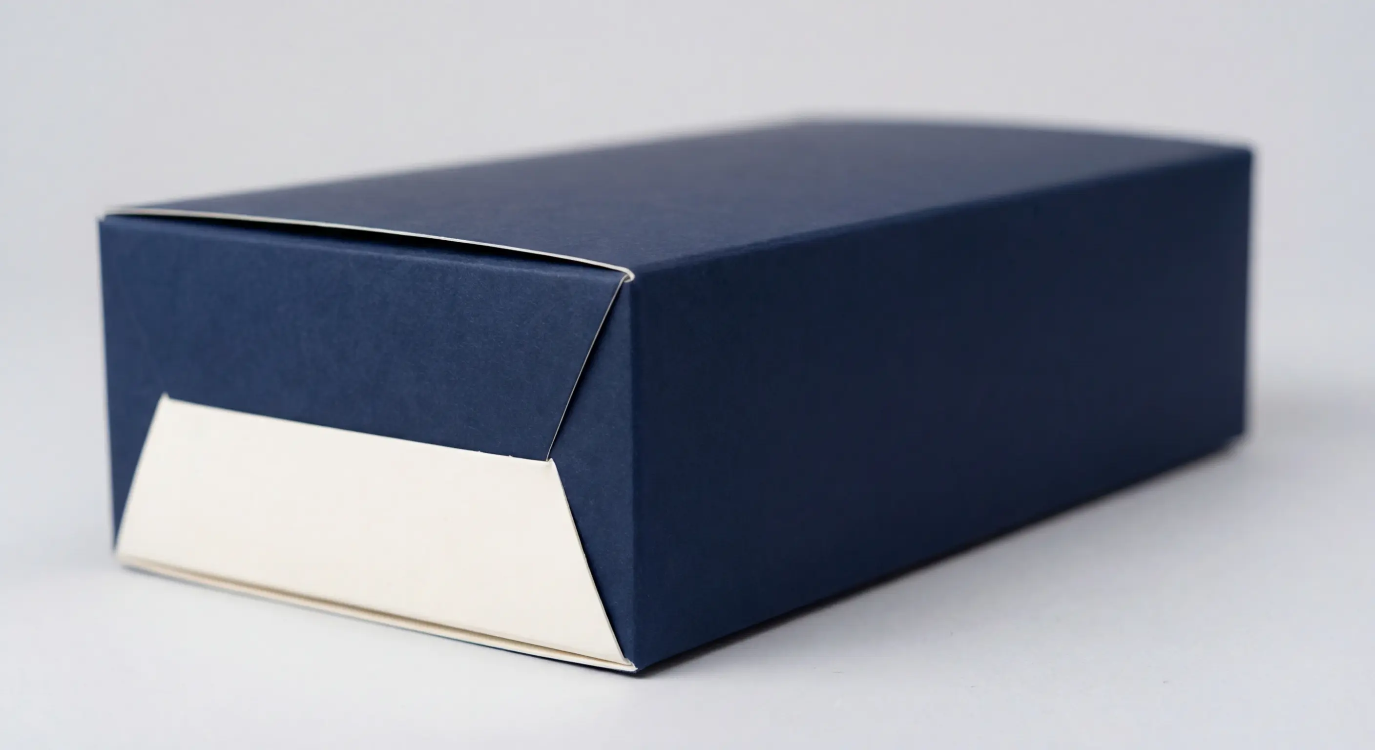 彩盒條碼正確放置位置與尺寸標示範例，說明條碼可讀性規範與印刷注意事項，彩盒條碼規範完整指南。