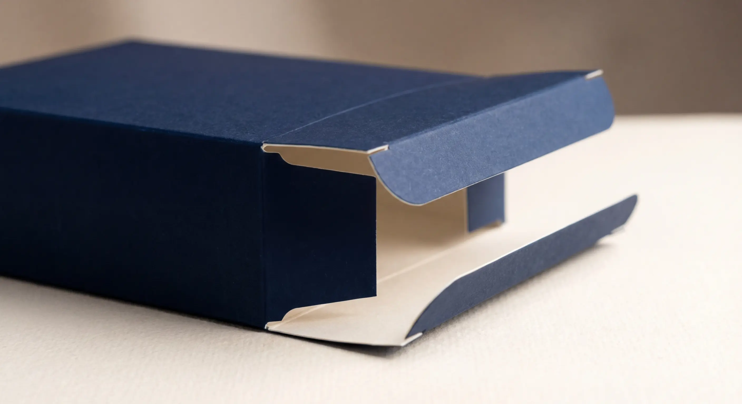 彩盒印後加工效果比較圖，霧膜、亮膜、燙金與局部UV四種工藝的視覺差異，彩盒印後加工，台灣彩盒印刷工廠直營。