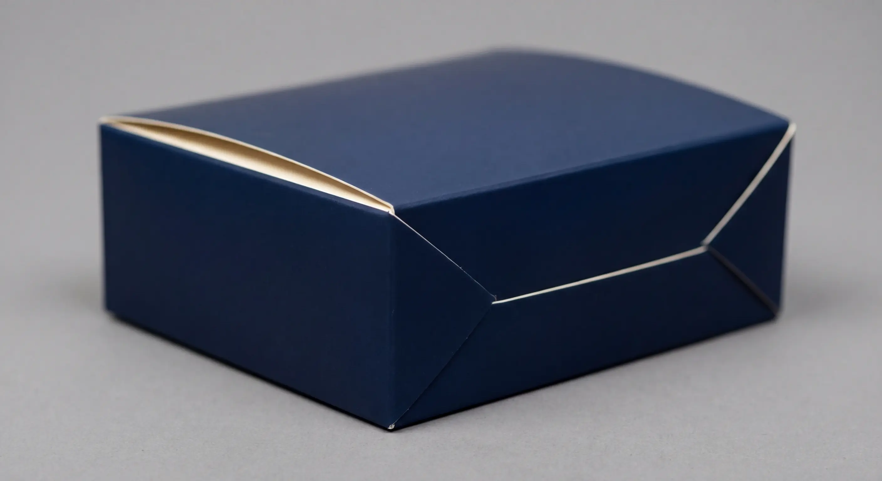 拼版印刷多品項合版規劃示意圖，展示如何節省印刷費用、合版的尺寸限制與顏色配對技巧，拼版印刷省費完整指南。