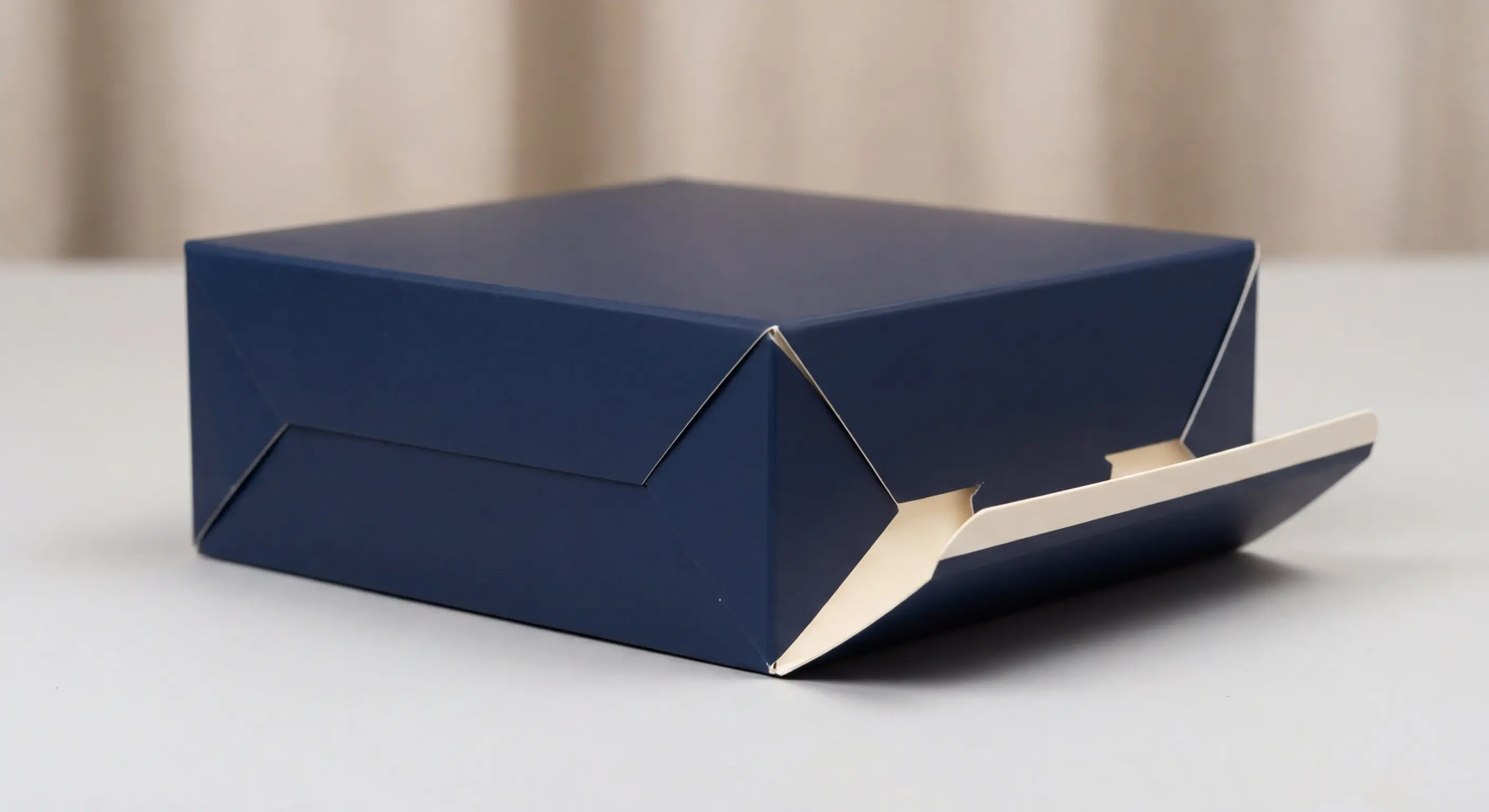 手繪插畫風格彩盒包裝設計成品展示，說明插畫圖稿轉換印刷的注意事項與色彩轉換問題，插畫風格包裝印刷完整指南。