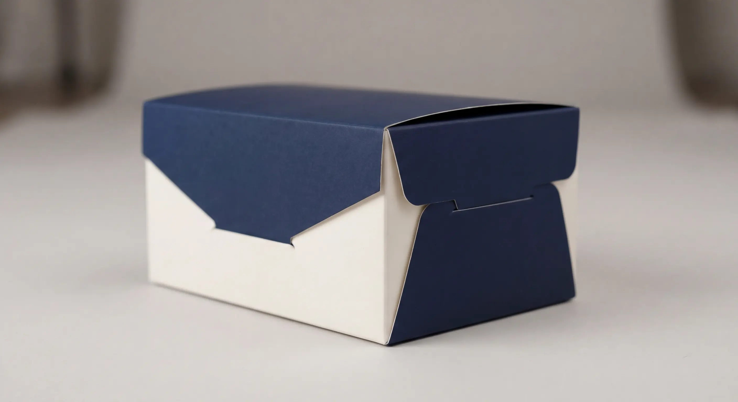 美妝彩盒質感設計案例展示，說明如何透過印後加工與盒型選擇實現品牌差異化，彩盒美妝包裝策略完整指南。