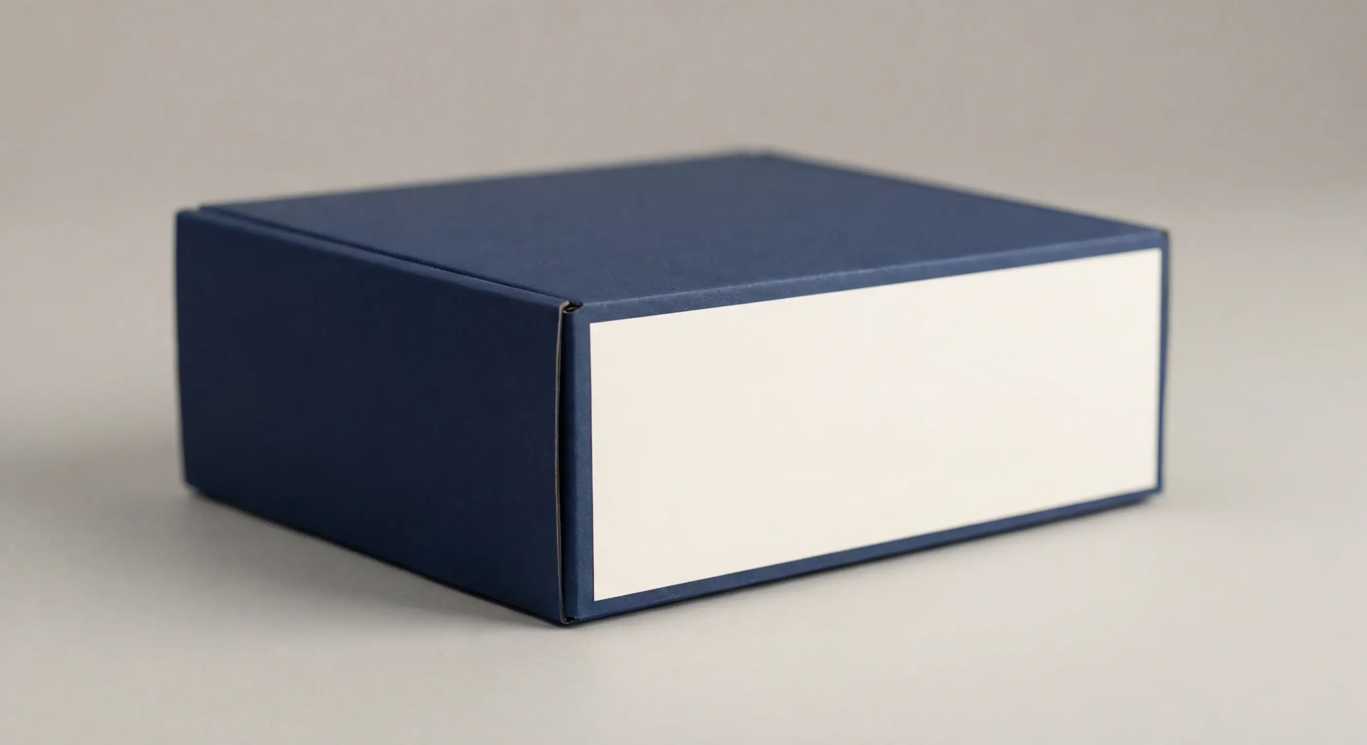 食品彩盒包裝設計案例，展示法規必填標示欄位、防潮材質選擇與保存期限標示設計要點，食品彩盒合規設計指南。