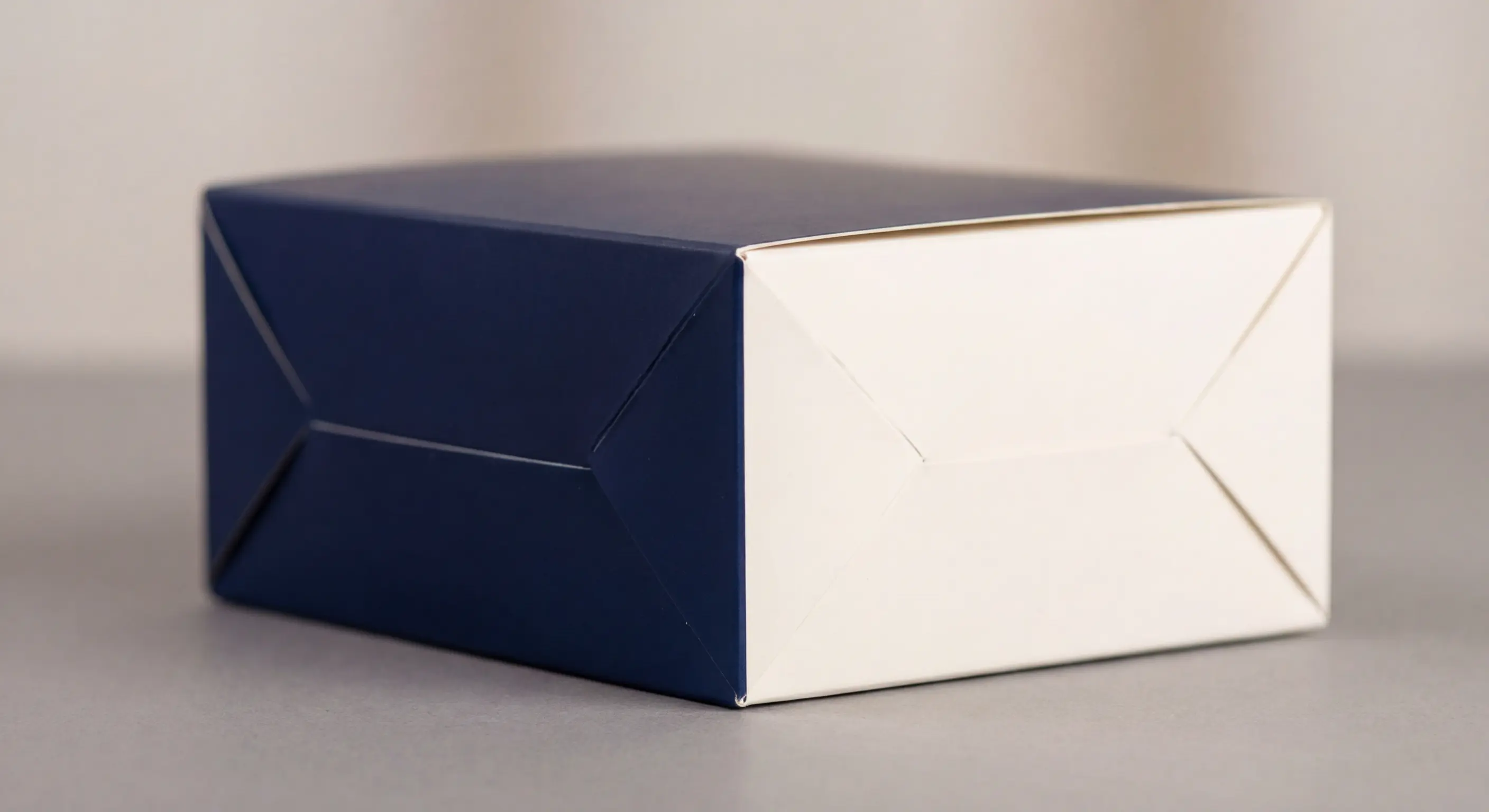 彩盒訂製——台灣彩盒代工廠生產線上整齊排列的客製彩盒成品