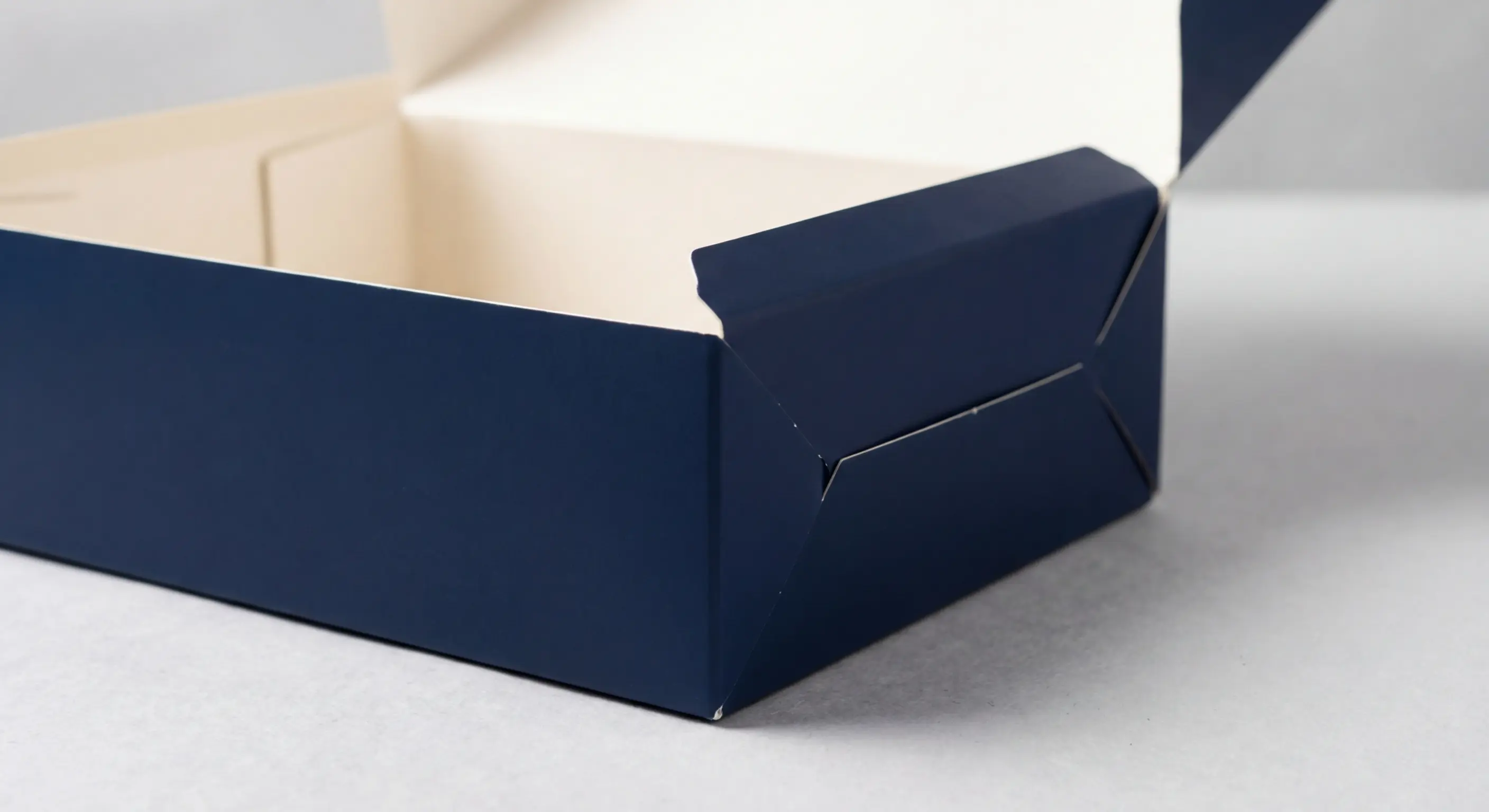 極簡包裝設計——極簡風格彩盒設計展示：大量留白與精緻細節