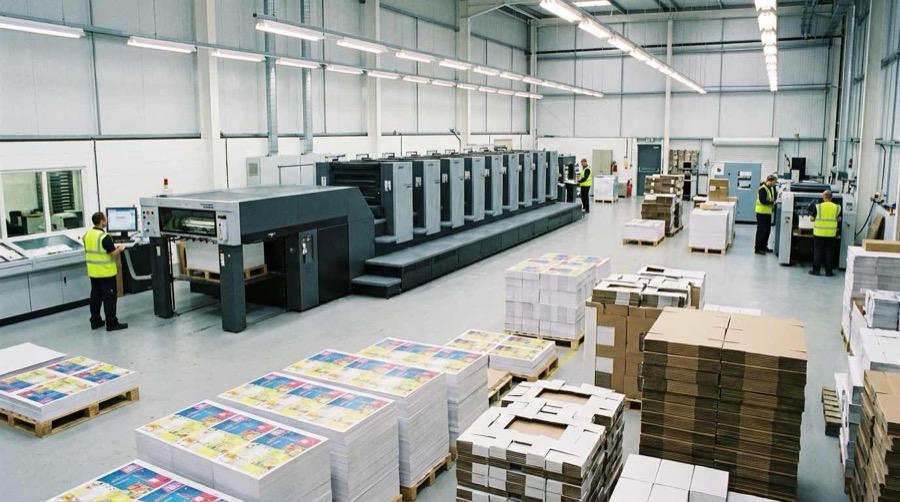 彩盒印刷工廠量產產線：膠印機運作、印刷品堆疊與品檢作業