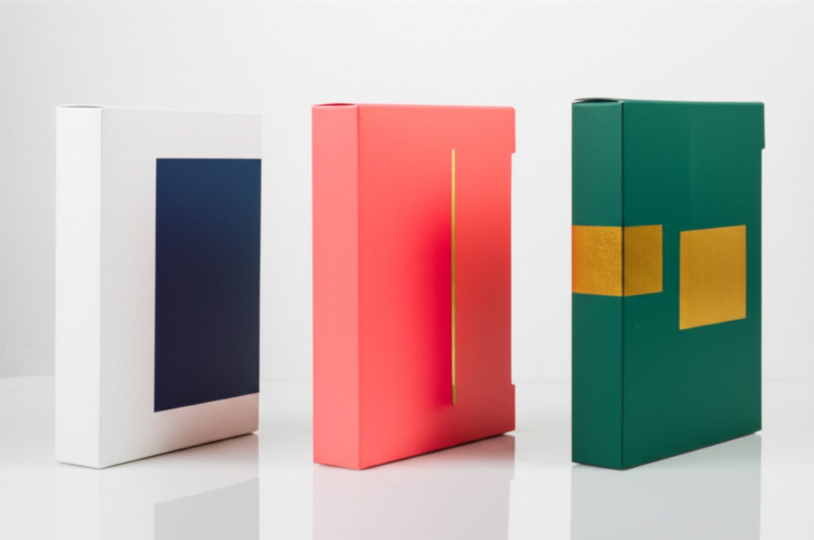 三種紙材加工組合的保健食品彩盒成品：霧膜、亮膜、霧膜燙金