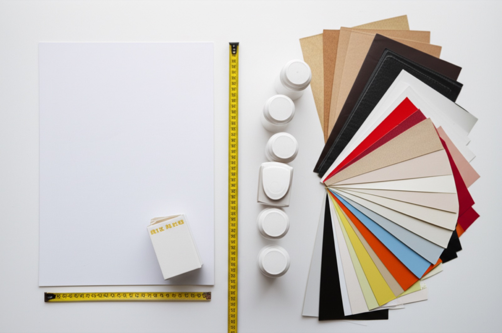 紙盒詢價準備清單：產品尺寸、數量、紙材樣品排列在工作桌上