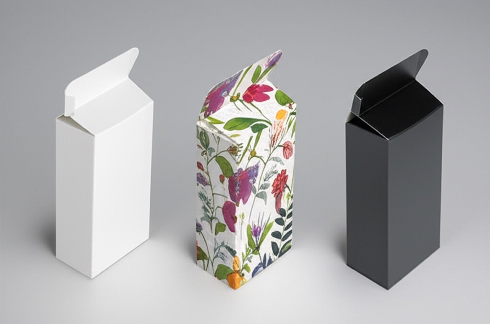 紙盒打樣三階段：白樣、彩樣與量產成品並列比較