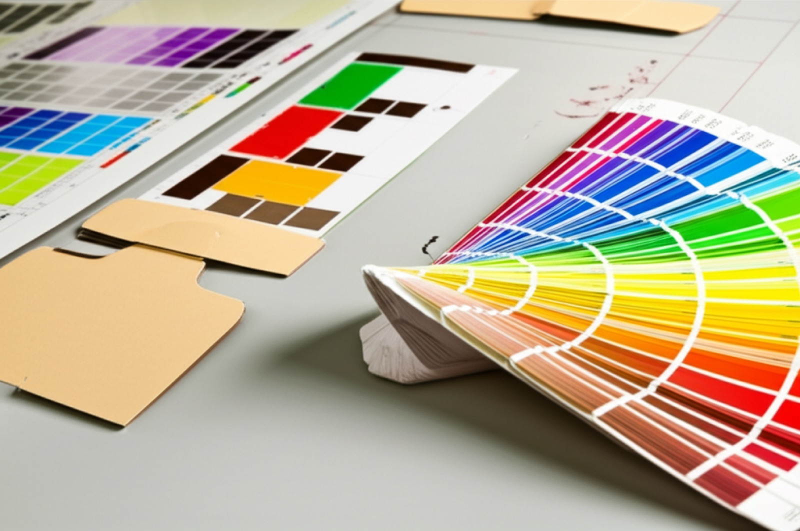 CMYK 色彩校對：印刷色條、Pantone 色票與套印校準