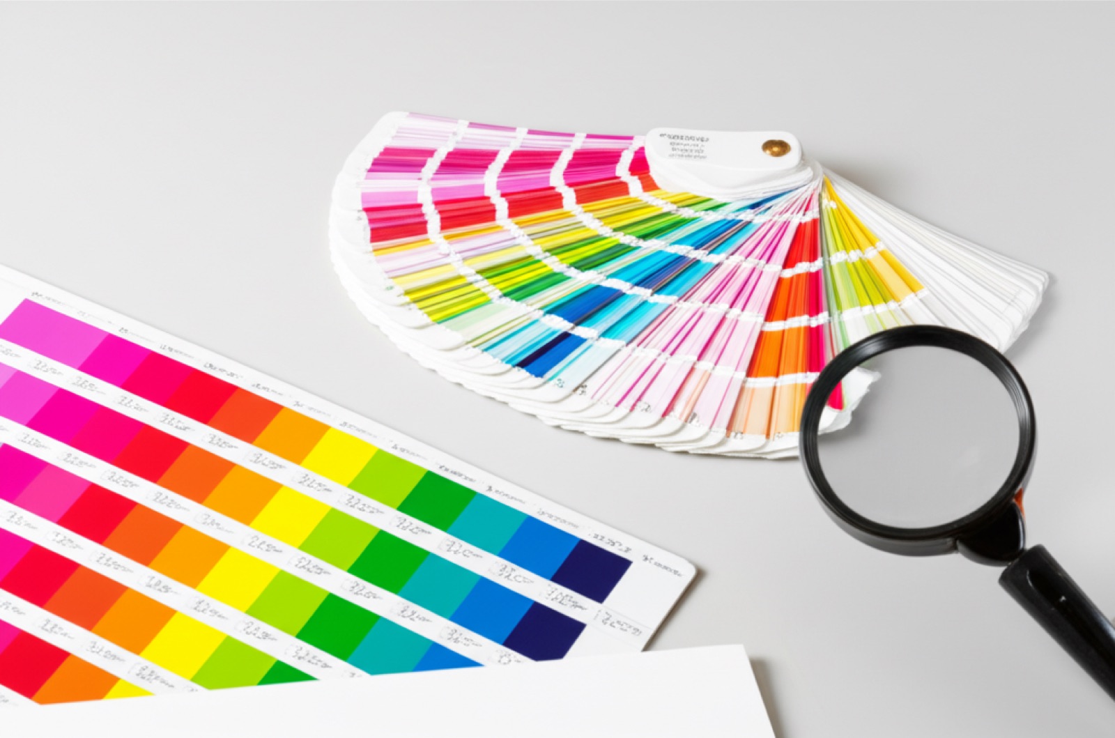 Pantone 色票比對與印刷色彩校準