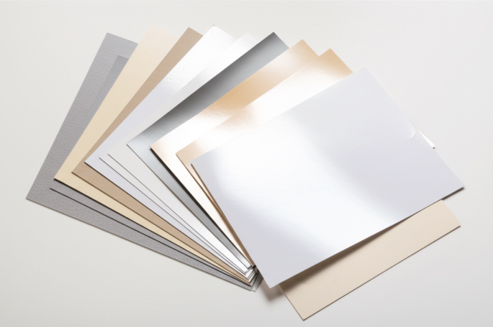 紙材選擇：多種紙板材質樣本