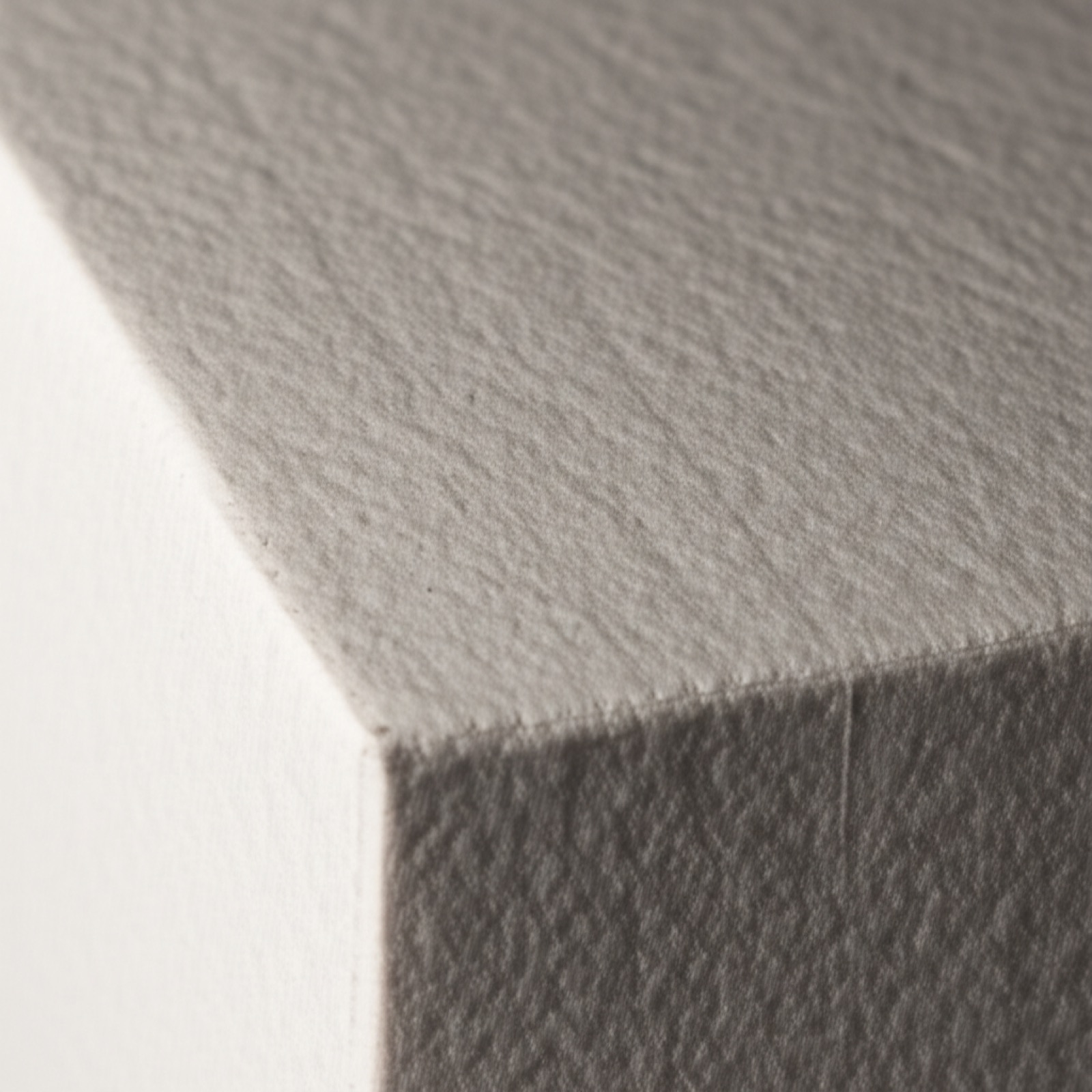 白卡紙板表面纖維紋理與塗層微距特寫