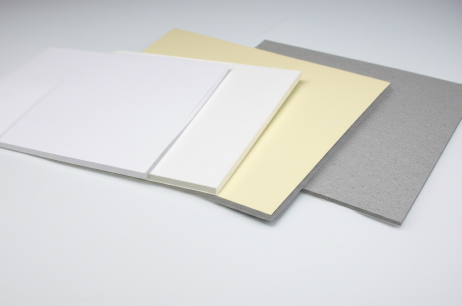 白卡、灰底白板、銅版卡、質感卡紙四種紙材表面與斷面比較