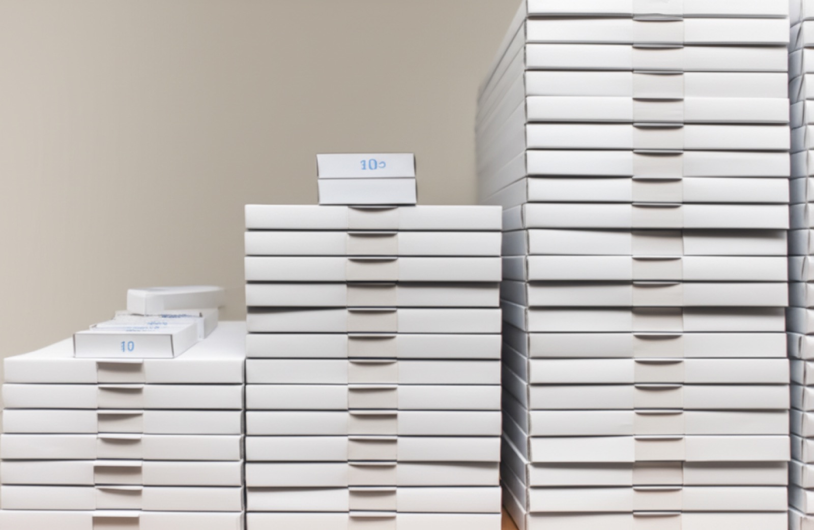 不同數量級距的紙盒堆疊展示