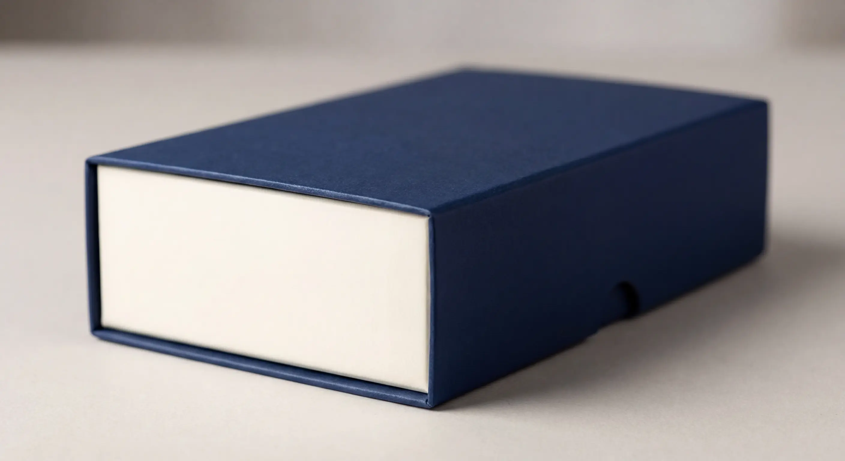 彩盒各面Logo位置與尺寸比例標示範例,說明品牌識別放置的設計規則與常見錯誤,彩盒Logo設計完整規範指南。